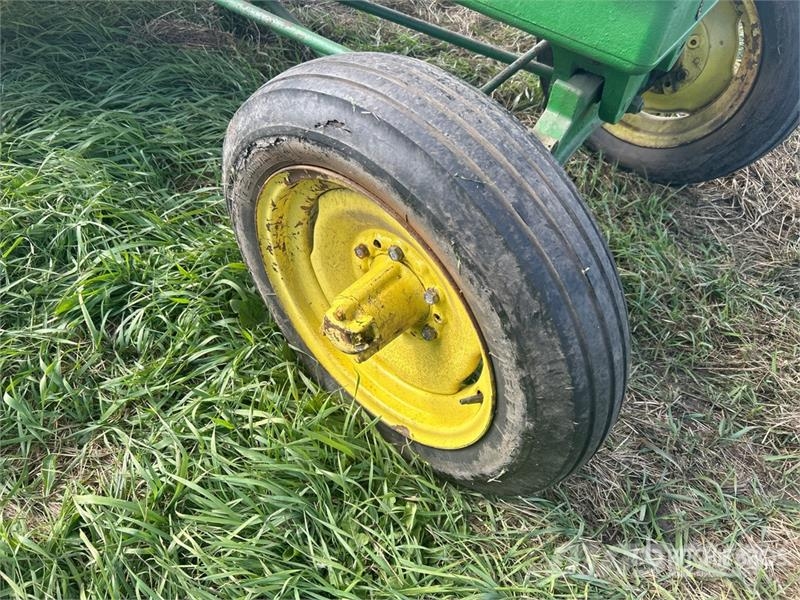 John Deere B 2WD Wide Front Antique Tractor Traktorok
