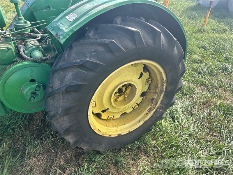 John Deere B 2WD Wide Front Antique Tractor Traktorok