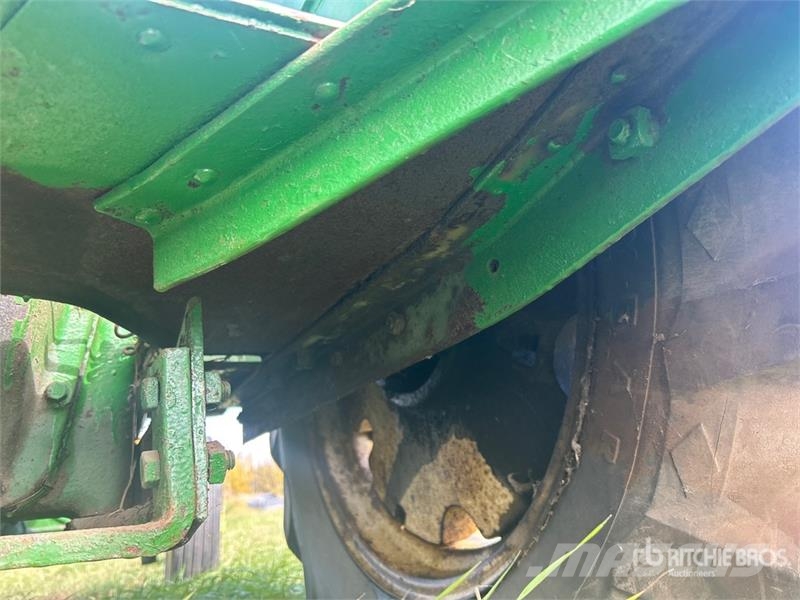 John Deere B 2WD Wide Front Antique Tractor Traktorok