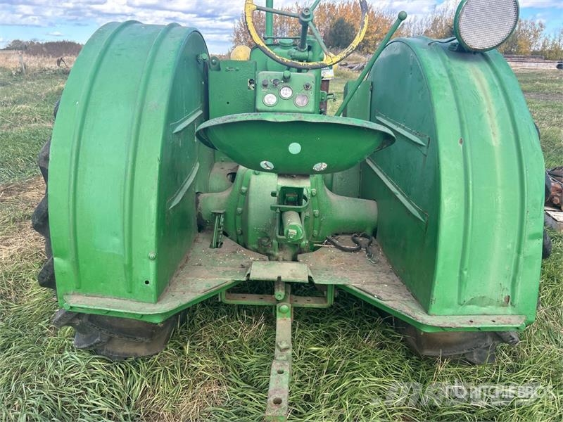 John Deere B 2WD Wide Front Antique Tractor Traktorok