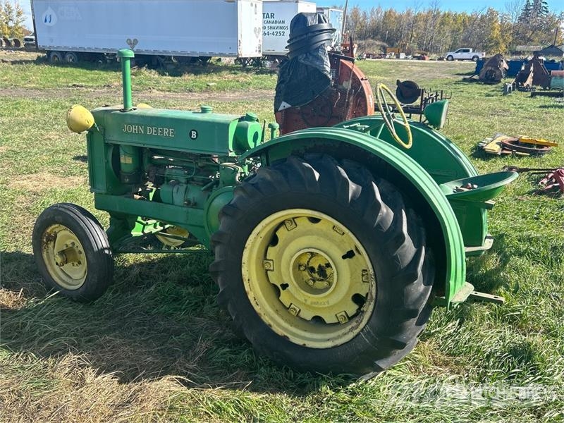 John Deere B 2WD Wide Front Antique Tractor Traktorok