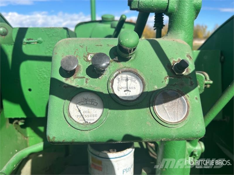 John Deere B 2WD Wide Front Antique Tractor Traktorok