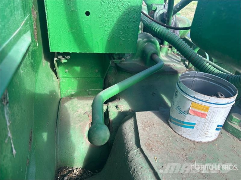 John Deere B 2WD Wide Front Antique Tractor Traktorok