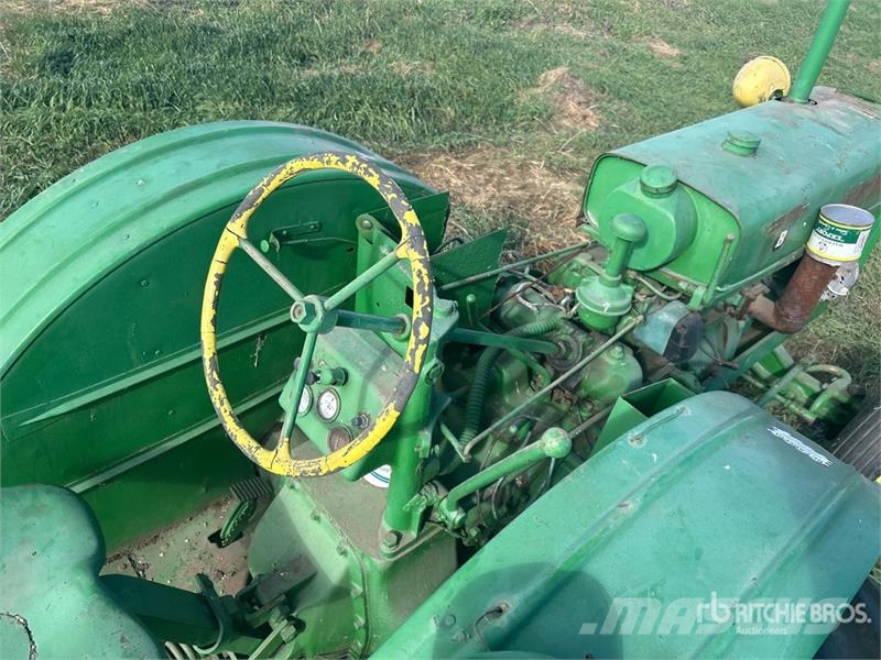 John Deere B 2WD Wide Front Antique Tractor Traktorok