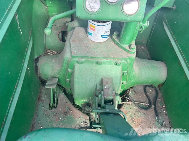 John Deere B 2WD Wide Front Antique Tractor Traktorok