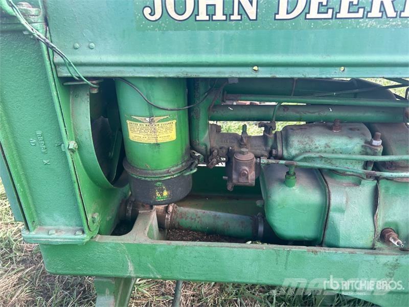 John Deere B 2WD Wide Front Antique Tractor Traktorok