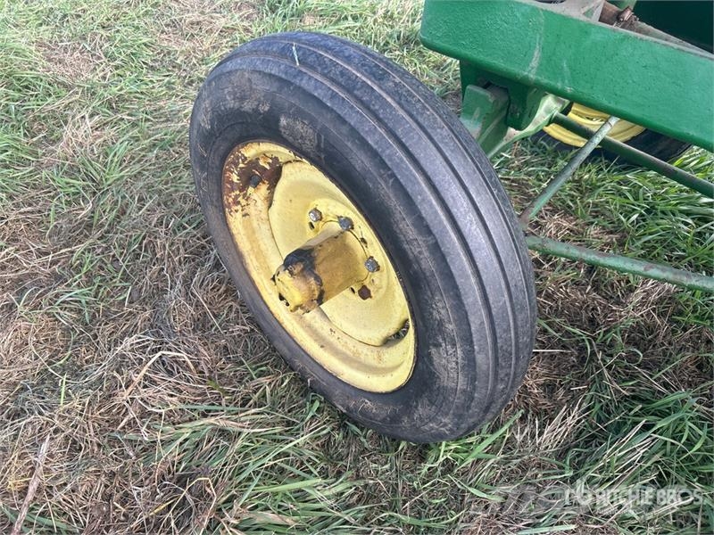 John Deere B 2WD Wide Front Antique Tractor Traktorok