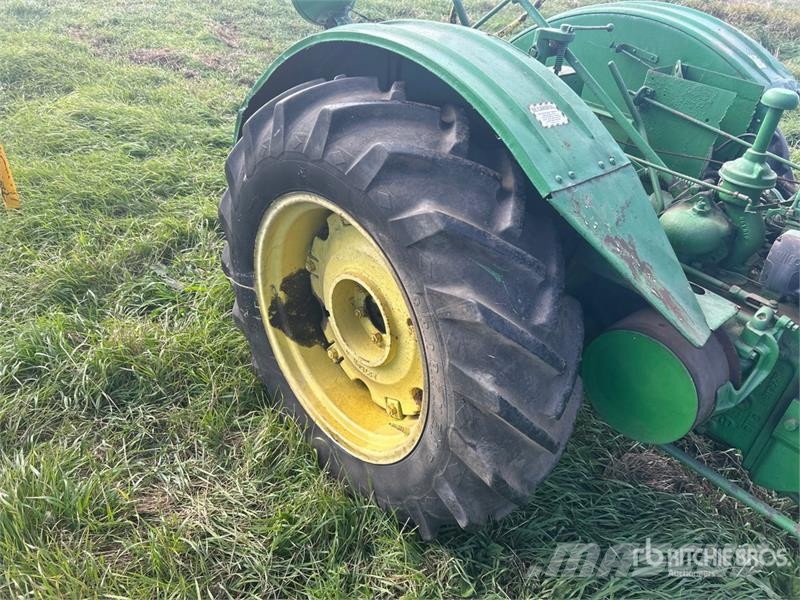 John Deere B 2WD Wide Front Antique Tractor Traktorok