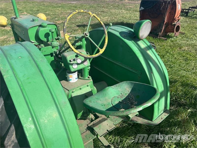 John Deere B 2WD Wide Front Antique Tractor Traktorok