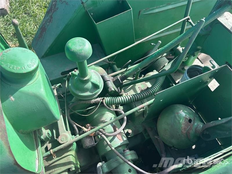 John Deere B 2WD Wide Front Antique Tractor Traktorok