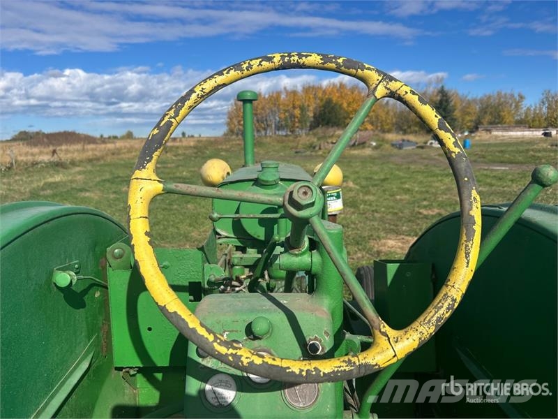 John Deere B 2WD Wide Front Antique Tractor Traktorok
