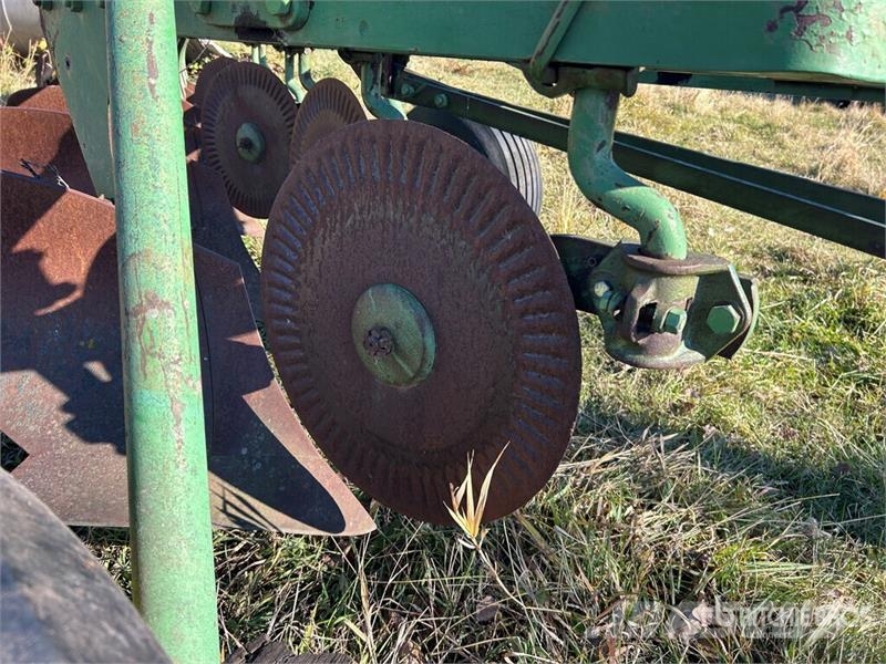 John Deere Breaking Plow محاريث