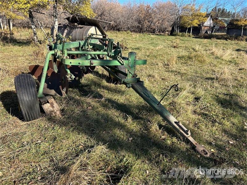 John Deere Breaking Plow محاريث