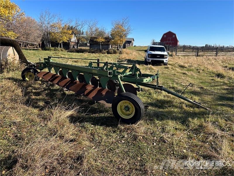 John Deere Breaking Plow محاريث