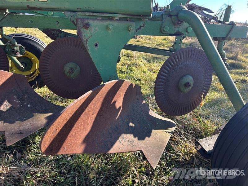 John Deere Breaking Plow محاريث
