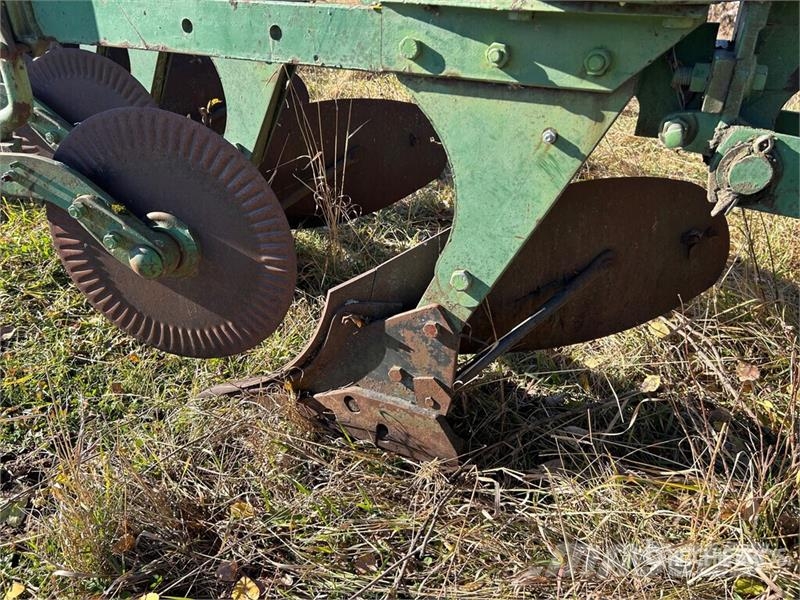John Deere Breaking Plow محاريث