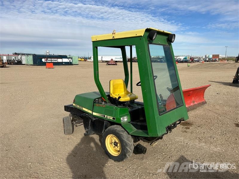 John Deere F912 Ride-On Front Lawn Mower Самохідні газонокосарки