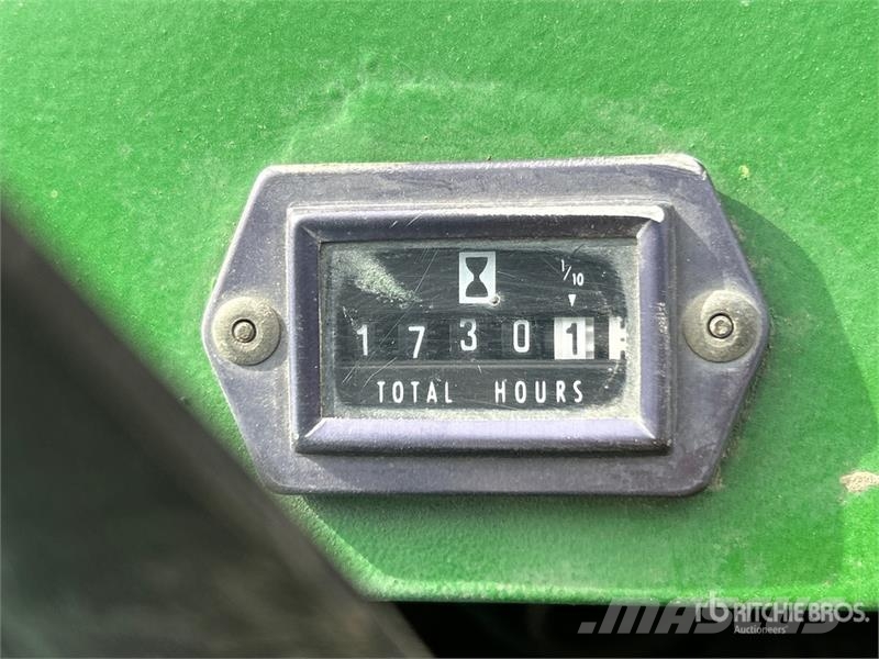 John Deere F912 Ride-On Front Lawn Mower Самохідні газонокосарки