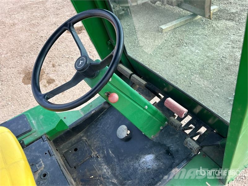 John Deere F912 Ride-On Front Lawn Mower Самохідні газонокосарки