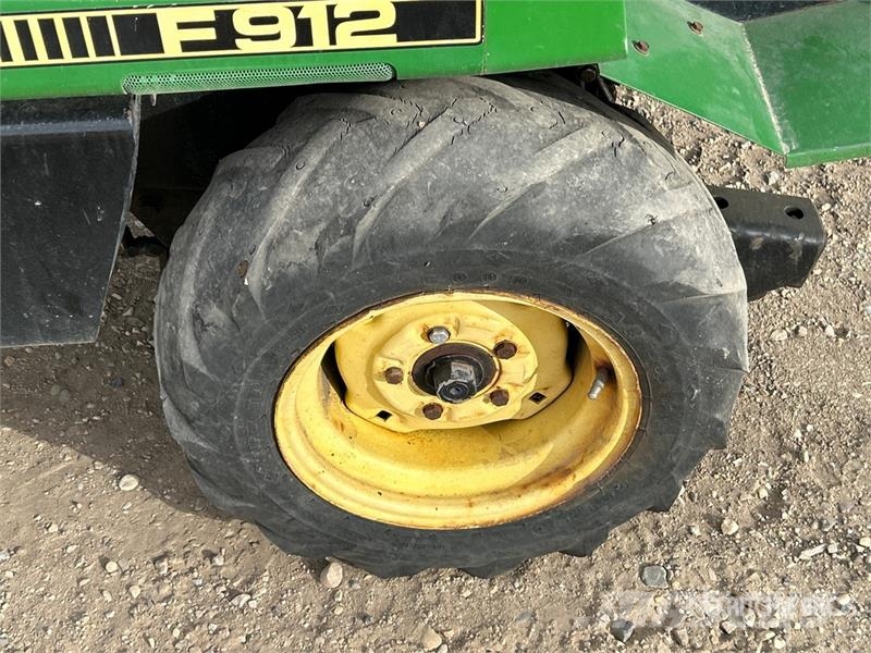 John Deere F912 Ride-On Front Lawn Mower Самохідні газонокосарки