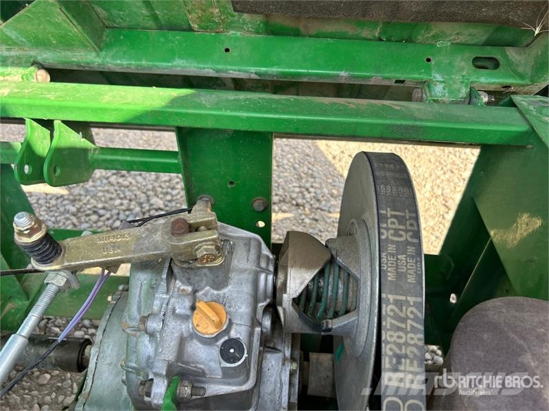 John Deere Gator 4X2 Maquinaria para servicios públicos
