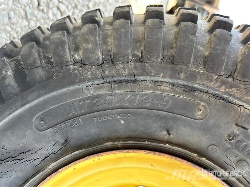 John Deere Gator 4X2 Maquinaria para servicios públicos