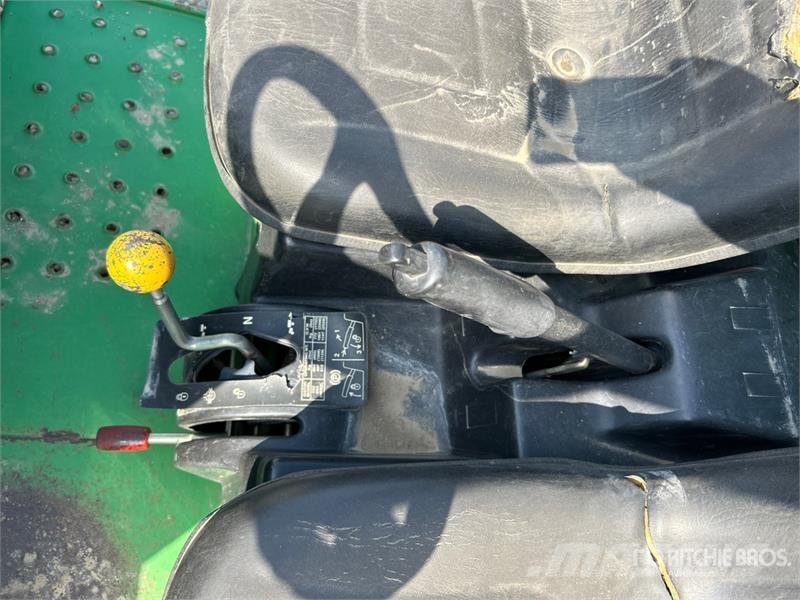 John Deere Gator 4X2 Maquinaria para servicios públicos