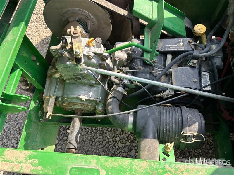 John Deere Gator 4X2 Maquinaria para servicios públicos