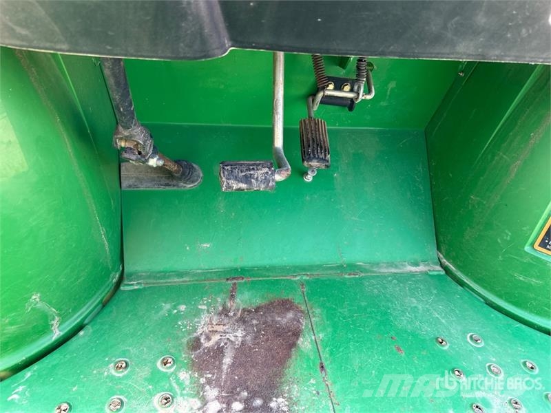 John Deere Gator 4X2 Maquinaria para servicios públicos