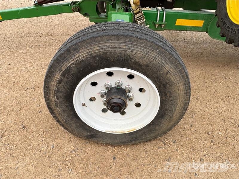 John Deere HD50F 50 ft Hinged Draper Combine Header Skjærebord til skurtresker