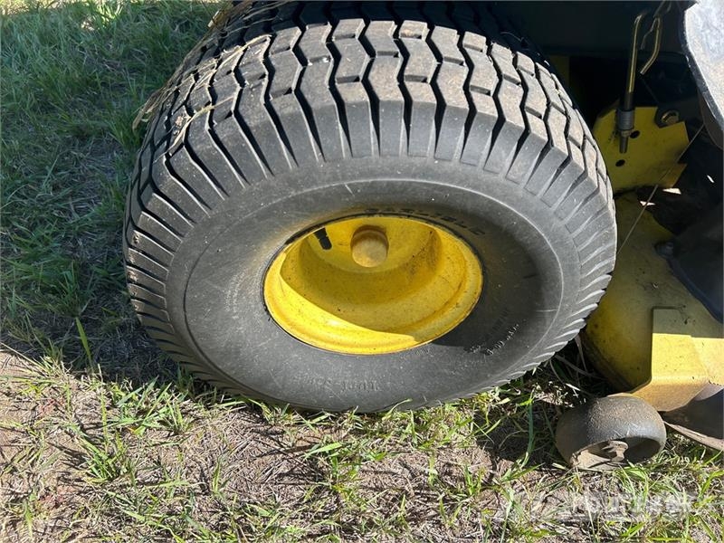 John Deere LA145 Самохідні газонокосарки