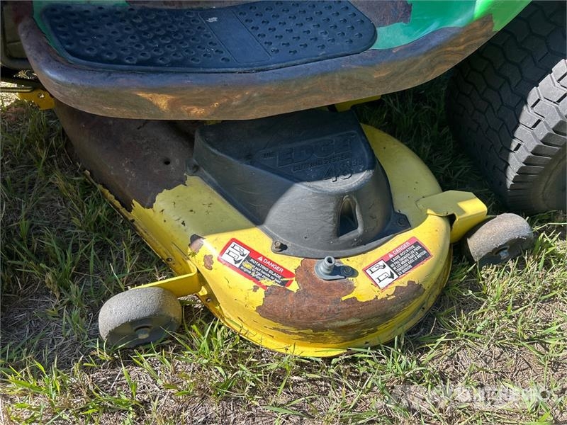 John Deere LA145 Самохідні газонокосарки