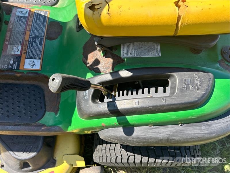 John Deere LA145 Самохідні газонокосарки