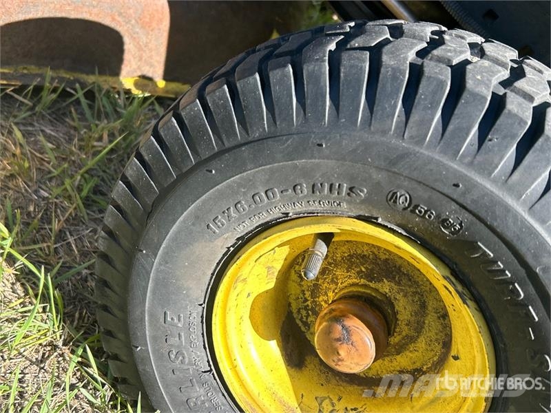 John Deere LA145 Самохідні газонокосарки