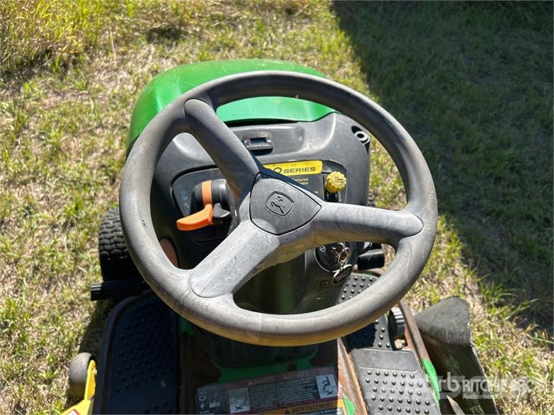 John Deere LA145 Самохідні газонокосарки
