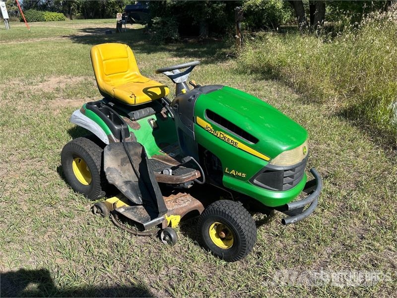 John Deere LA145 Самохідні газонокосарки