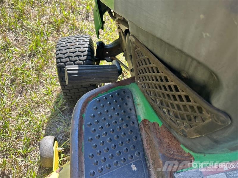 John Deere LA145 Самохідні газонокосарки
