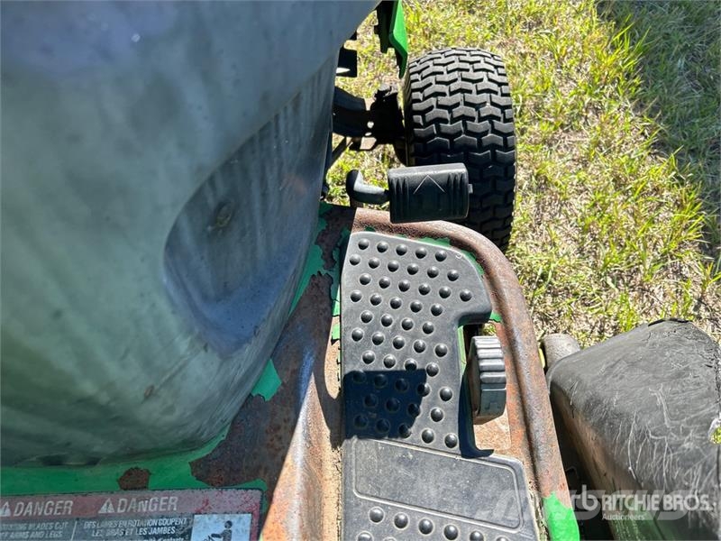 John Deere LA145 Самохідні газонокосарки