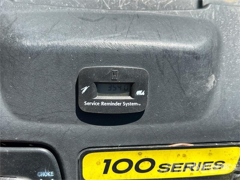 John Deere LA145 Самохідні газонокосарки