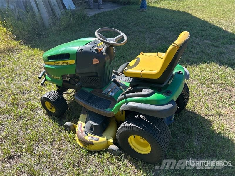 John Deere LA145 Самохідні газонокосарки