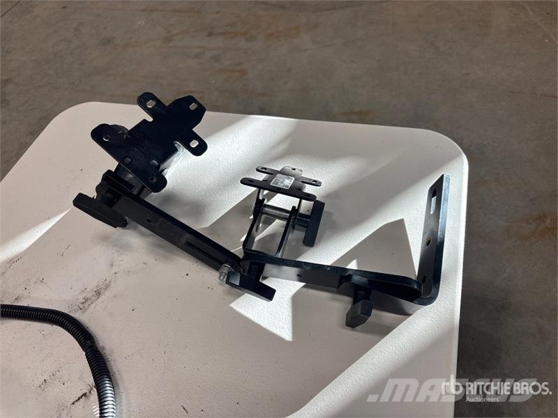 John Deere of (2) John Deere GPS Display Brackets Andre komponenter