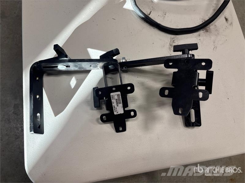 John Deere of (2) John Deere GPS Display Brackets Andre komponenter