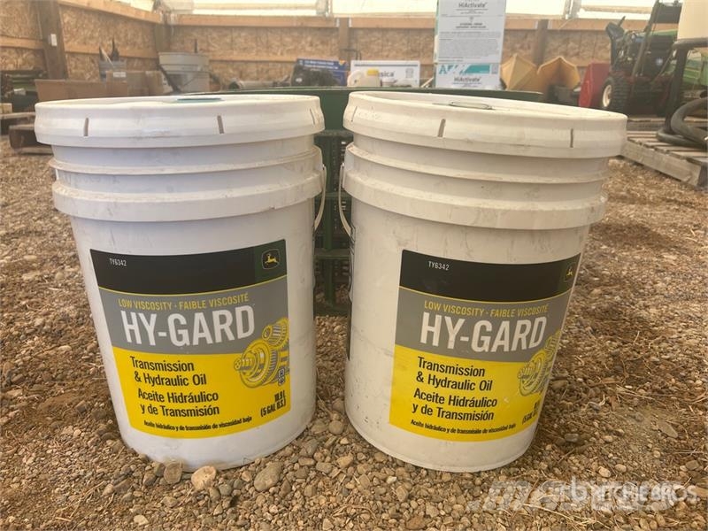 John Deere of (2) John Deere 5 gal Hy-Gard Transmission and H Компоненты строительной техники