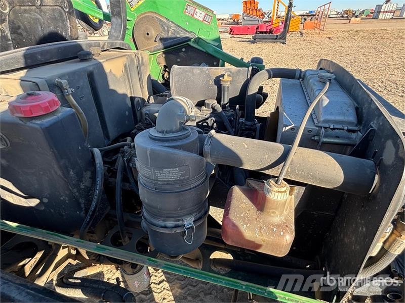 John Deere Ride-On Lawn Mower ركوب الحشائش