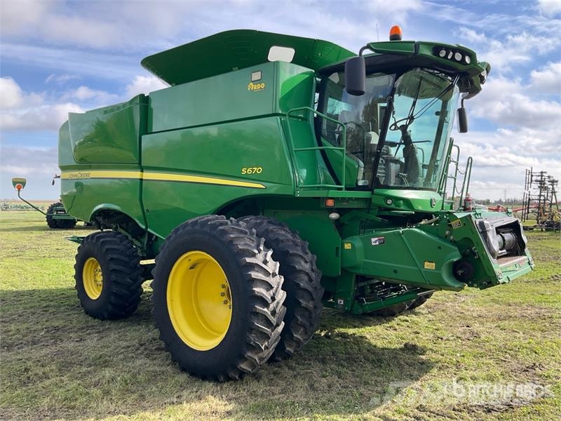 John Deere S670 Moissonneuse batteuse