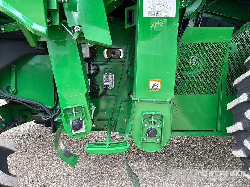 John Deere S680 Combine harvesters