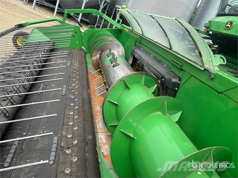 John Deere S680 Combine harvesters