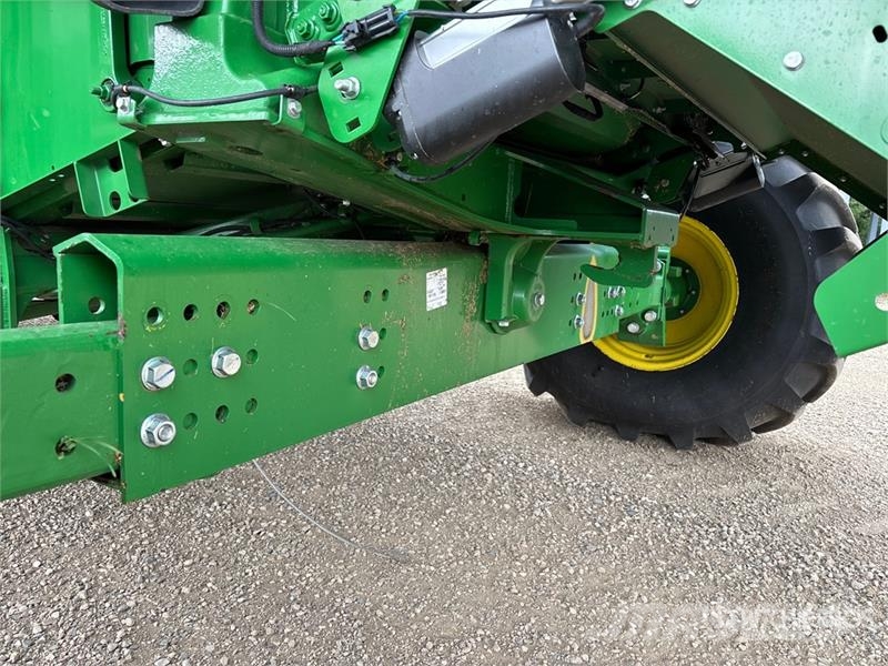 John Deere S680 Combine harvesters