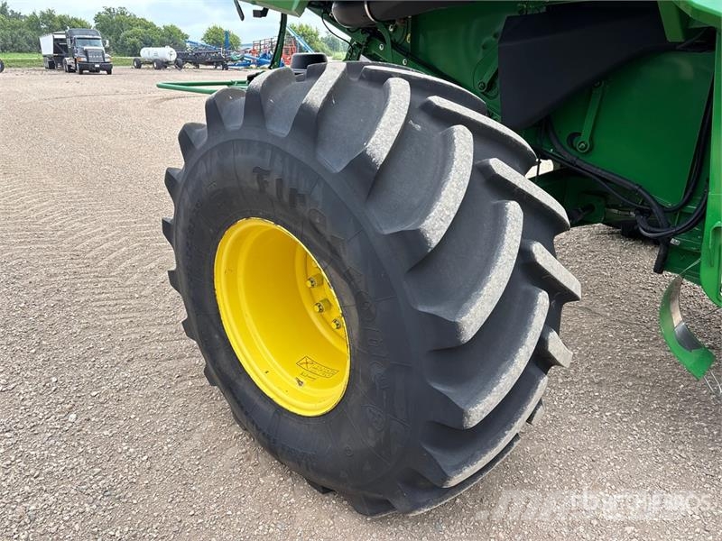 John Deere S680 Combine harvesters