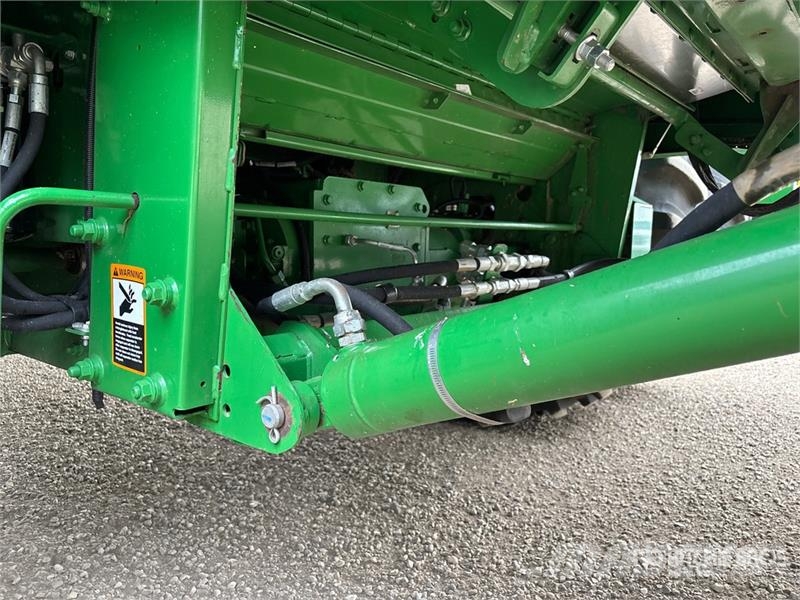 John Deere S680 Combine harvesters